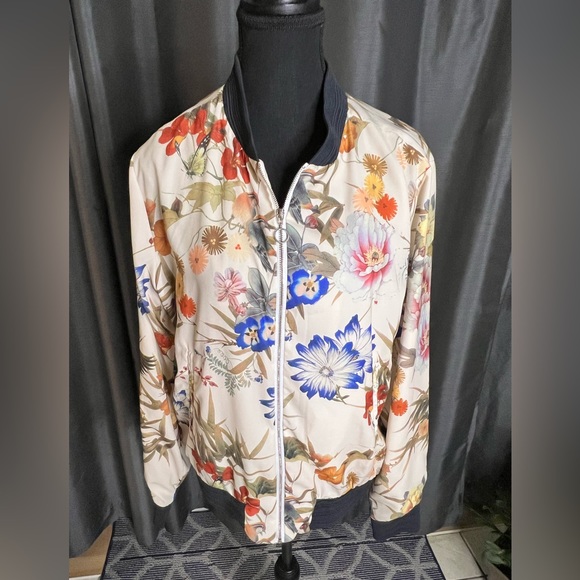 Floral lightweight jacket size Medium - Picture 4 of 7
